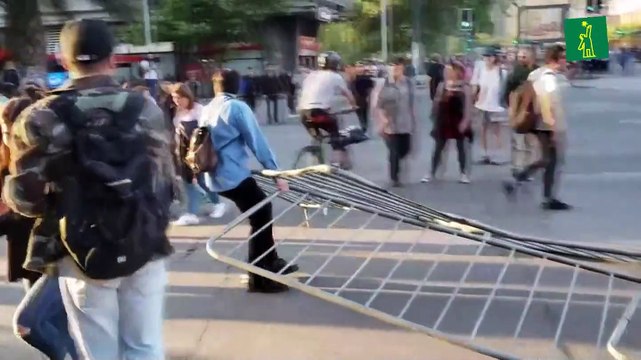 Disturbios por precio del Metro se extienden por Santiago y la ciudad colapsa