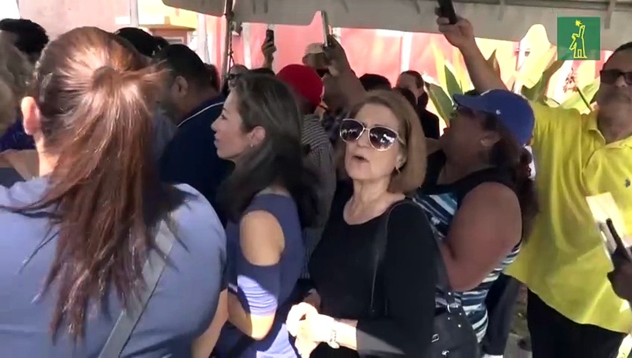 Seguidores y familiares de José José en su despedida en Miami