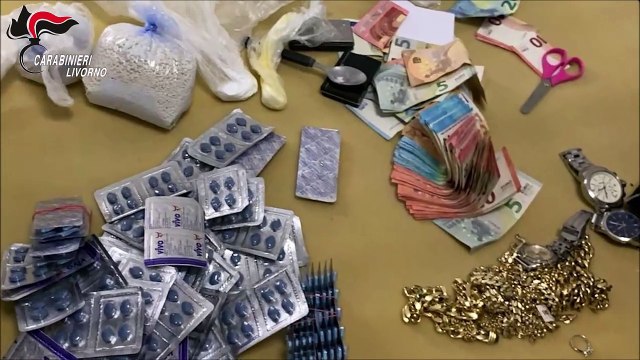 Livorno, il blitz dei carabinieri: la bottega di frutta e verdura nascondeva un giro di spaccio