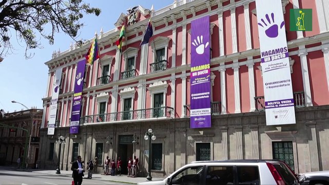 Bolivianos se muestran divididos por nueva presidenta