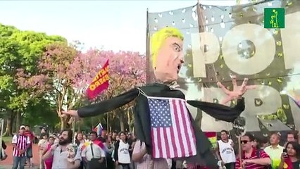Opositores al gobierno interino de Bolivia queman una efigie de Trump en Argentina