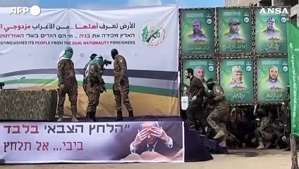 Hamas rilascia altri tre ostaggi, sul palco a Nuseirat