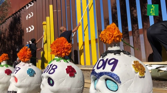 Calaveras del Día de Muertos decoran el muro fronterizo entre México y Estados Unidos