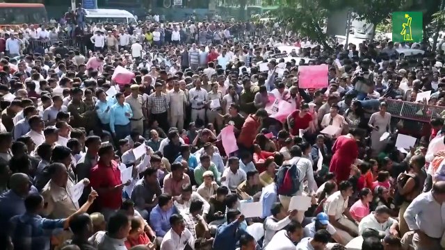 Violencia entre policías y abogados provoca protesta multitudinaria en India