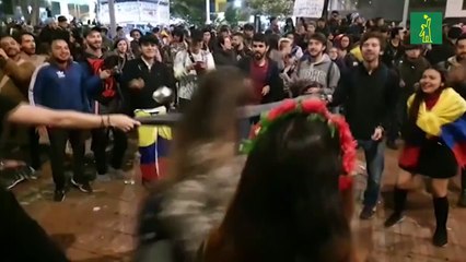 Colombianos se vuelcan de nuevo a las calles en protesta musical nocturna
