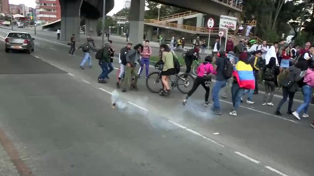 Siguen las protestas en Colombia en medio de negociaciones del salario mínimo