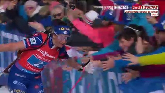 Petite frayeur pour Julia Simon juste avant l'arrivée - Biathlon - Mondiaux - Relais (F)