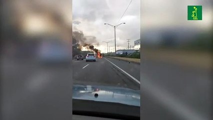 Incendio de vehículo en la Autopista Las Américas