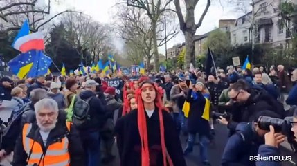 A Londra protesta all'ambasciata russa a sostegno dell'Ucraina
