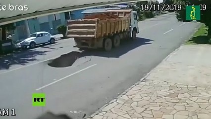 Vehículo cae por orificio que un camión provocó tras su paso por una vía en Brasil