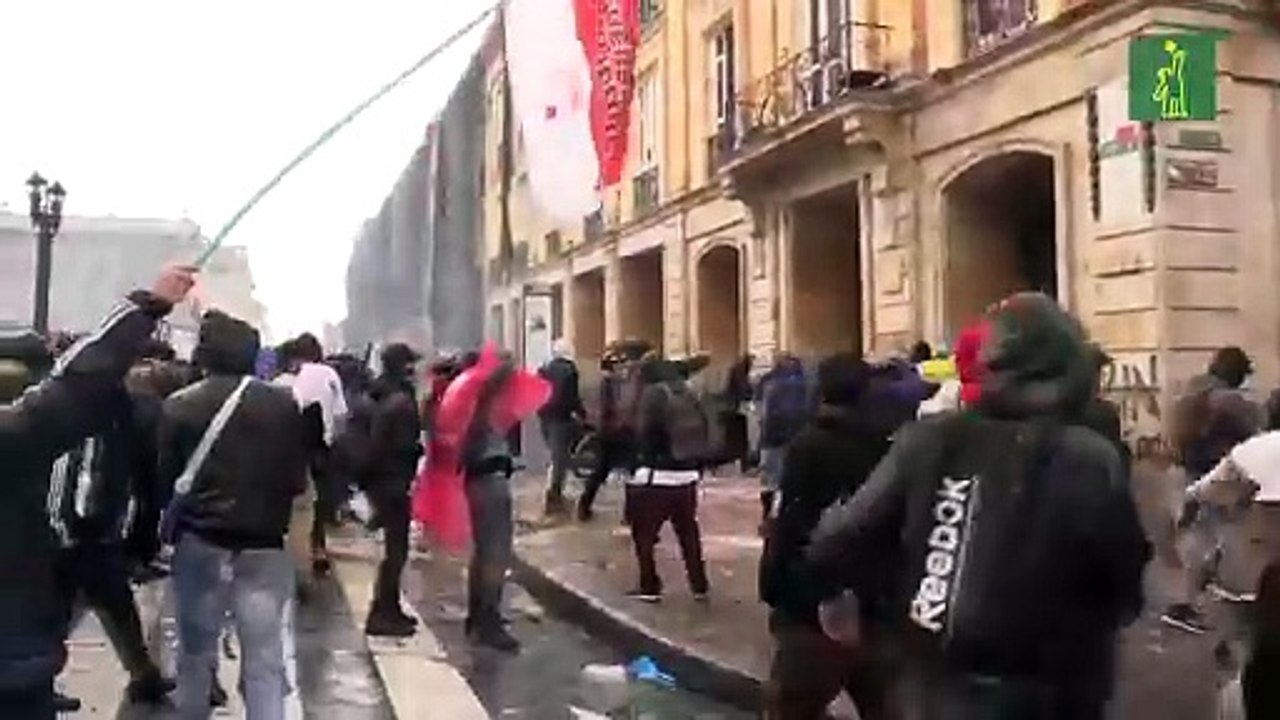 Batalla campal entre manifestantes y policía en la Plaza de Bolívar de Bogotá