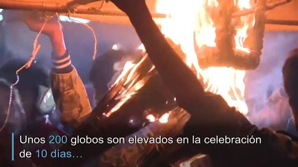Flamas y fuegos artificiales en el festival de globos de Birmania