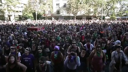 "El violador eres tú" dicen mujeres denunciando la violencia machista en el mundo