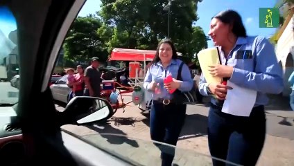 Un Santa Claus taxista desfila por las calles de Villahermosa en México