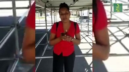 Fanática de Romeo Santos duerme debajo de la tarima para estar en primera fila