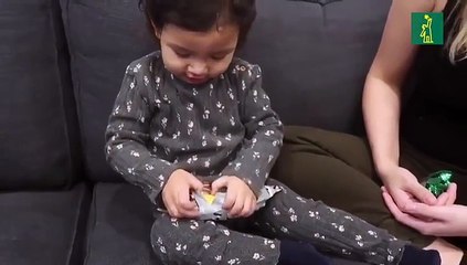 La tierna reacción de una niña al recibir un inusual regalo de Navidad