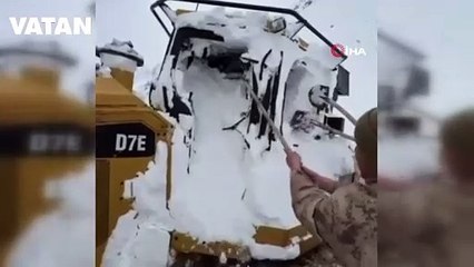 Şırnak'ta çığ düştü: Kabinde sıkışan operatör o anlarını kaydetti