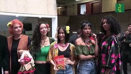Desfile con ropa hecha por excombatientes de FARC abre feria de paz en Congreso