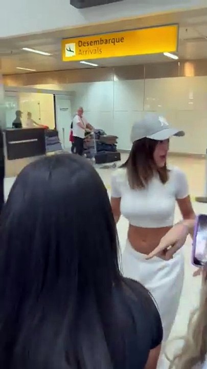 Emilia chega ao Brasil e atende fãs no aeroporto