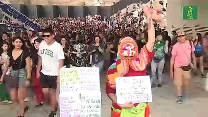 El colectivo chileno LasTesis se manifiesta en el primer día contra el feminicidio en Chile