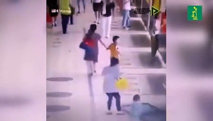 Una niña china se salvó de ser atropellada por un autobús