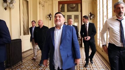 Maradona saludó desde balcón de Casa Rosada tras ser recibido por presidente argentino