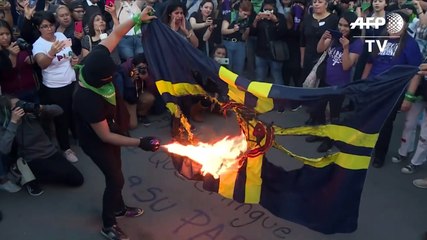 Mujeres en México queman bandera y exigen respeto tras parodia de futbolistas