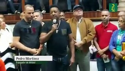 Entrega de donativos de peloteros en Coliseo