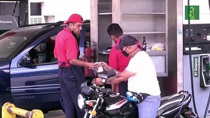 Largas filas en Venezuela por fallos en el respotaje de gasolina iraní