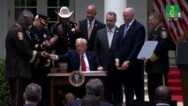 Trump firma un decreto para incentivar buenas prácticas de la Policía