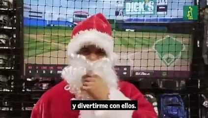 Juan Soto vestido de Santa Claus sorprendió a niños en una tienda de deportes