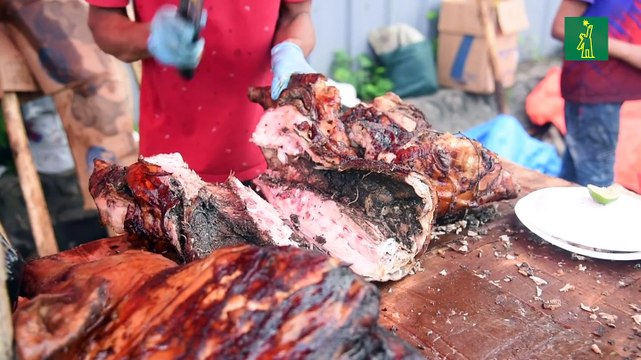 Venta de cerdo callejera en víspera de Navidad