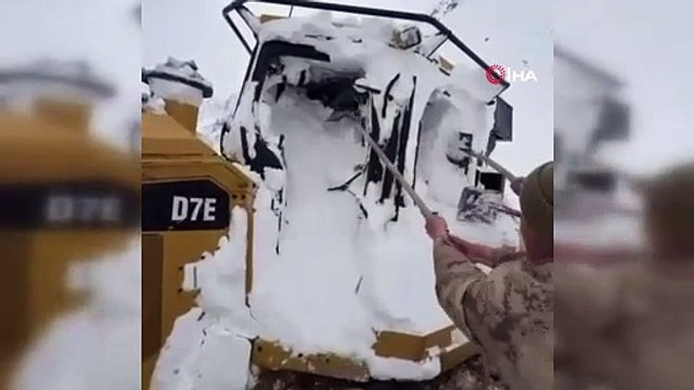 Ulaşıma kapanan yolu açmaya çalışırken çığ altında kaldı