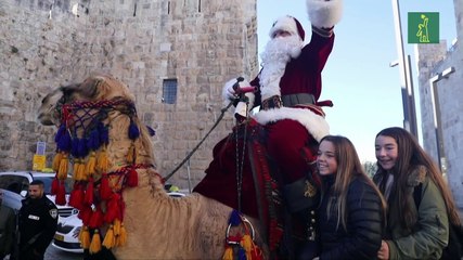A camello o sobre una tabla de surf, Santa Claus ya recorre el mundo