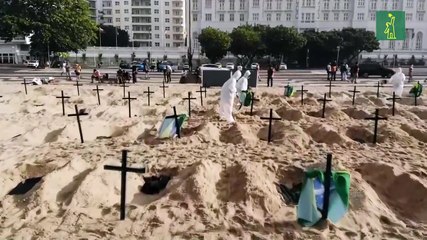 Playa de Copacabana amanece con fosas como protesta por las víctimas de COVID-19