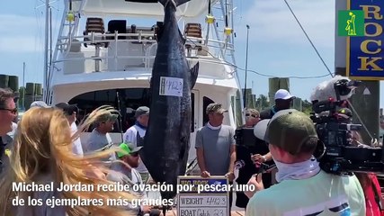 Michael Jordan recibe ovación por pescar uno de los ejemplares más grandes