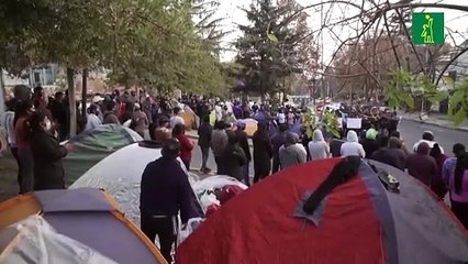 Inmigrantes latinoamericanos devastados por crisis en Chile suplican repatriación