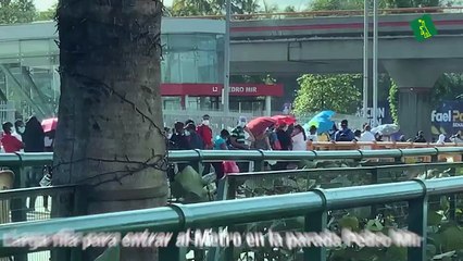 Larga fila para entrar al Metro en la parada Pedro Mir