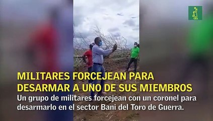 Militares forcejean para desarmar a uno de sus miembros