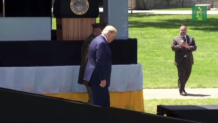 Dudas sobre la salud de Trump, tras caminata inestable