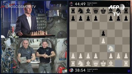 Dos cosmonautas disputan una partida de ajedrez con un campeón en la Tierra