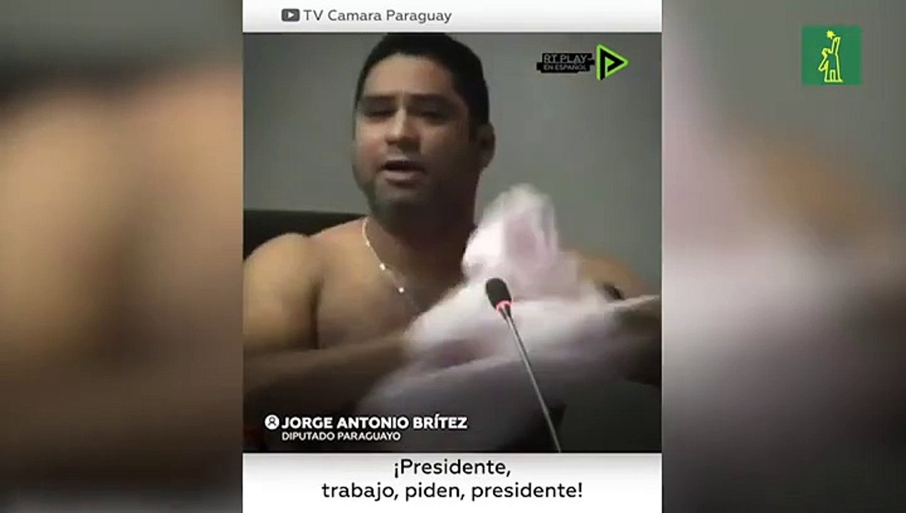 Un diputado paraguayo se quita la camisa durante una sesión