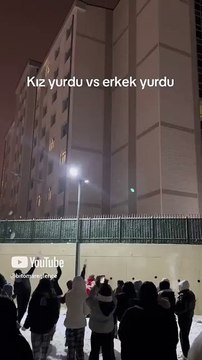 Kız yurdu ile erkek yurdu öğrencilerinin kartopu savaşı yaptığı anlar #shortvideo #shortsviral