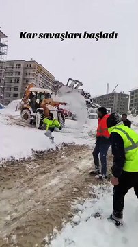 🔴 Bir kepçe operatörü, arkadaşının üzerine bir kepçe dolusu kar dökerek yaptığı şakayla sosyal medyada beğeni topladı.