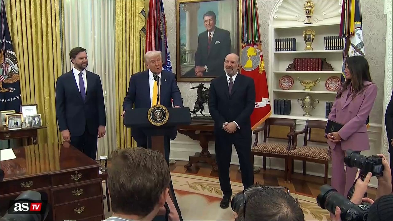 Trump participates in Swearing-in for Commerce Secretary