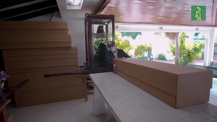 Para enterrar a los más pobres en una ciudad boliviana se usan ataúdes de cartón