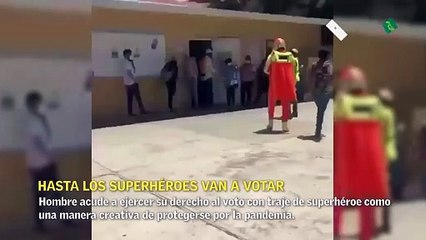 Hombre acude a ejercer su derecho al voto con traje de superhéroe