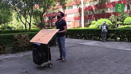 Los niños en Ciudad de México se entretienen escuchando cuentos para olvidar el confinamiento