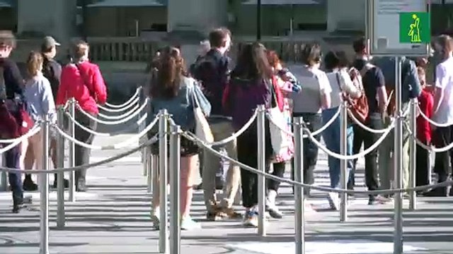 El Louvre de París reabre sus puertas sin su habitual público extranjero