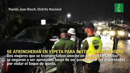 Dos mujeres se atrincheran dentro de yipeta para evitar ser detenidas en toque de queda